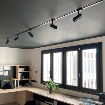 Illuminazione a led su binario per negozi, showroom e uffici